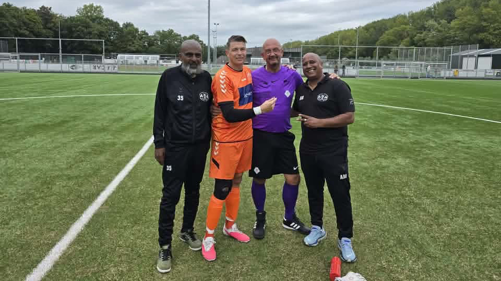 Keeper Wesley blinkt uit en krijgt de Gouden Eend uitgereikt.